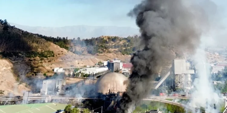 Reportan enorme explosión en domo de empresa en Renca