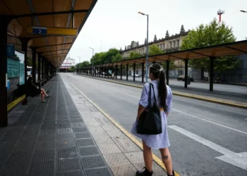 El paro de la CGT arrancó con más autos en la calles, pocos colectivos y los que buscan cómo alucinar