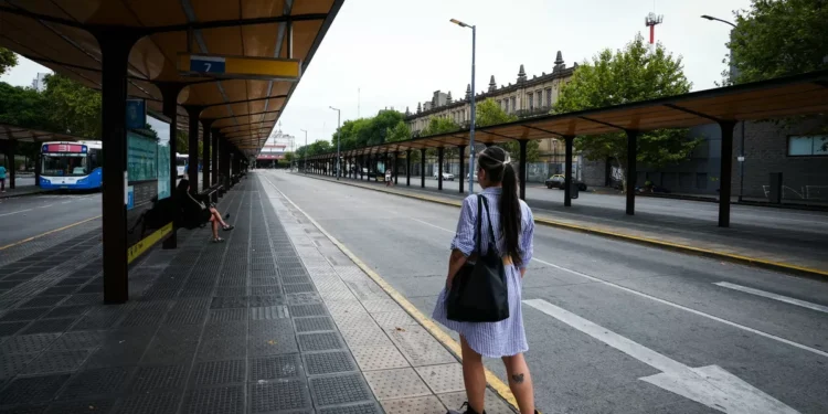 El paro de la CGT arrancó con más autos en la calles, pocos colectivos y los que buscan cómo alucinar