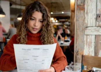 Unos padres denuncian la actitud de un específico vegano que se negó a entusiasmar la comida de su bebé por tener carne: “Que otras mesas se marcharan lo dice todo”