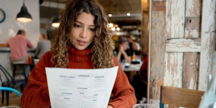 Unos padres denuncian la actitud de un específico vegano que se negó a entusiasmar la comida de su bebé por tener carne: “Que otras mesas se marcharan lo dice todo”