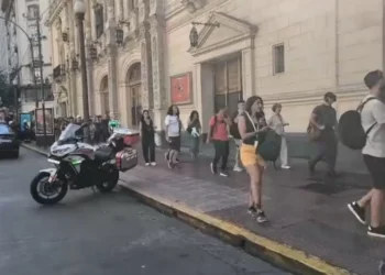 Casi 150 evacuados por un temblor en el piso 10 de un anexo del auditorium Cervantes