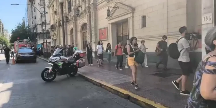 Casi 150 evacuados por un temblor en el piso 10 de un anexo del auditorium Cervantes