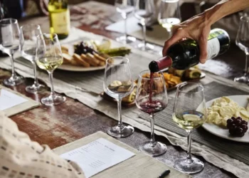 pincho experta en protocolo revela el alimento que más delata la falta de modales en la porción: ”Se tiene que comer hoja por hoja”