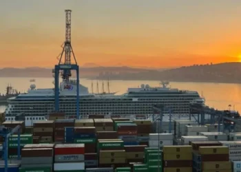 cabotaje “Vista” arriba a Valparaíso en su viaje inaugural con más de 1.800 personas a bordo