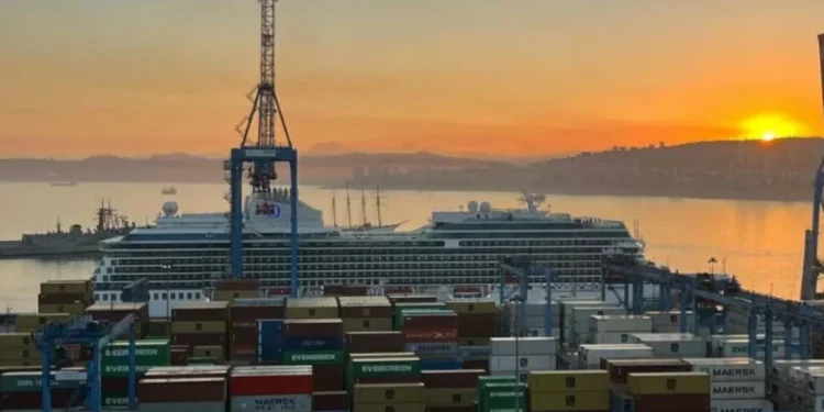 cabotaje “Vista” arriba a Valparaíso en su viaje inaugural con más de 1.800 personas a bordo