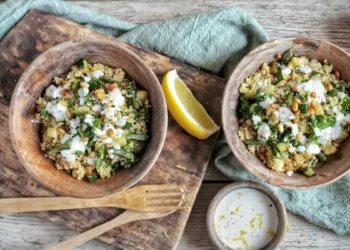 Eleva tu plato verdura con este cuscús integral y su salsa de almendras