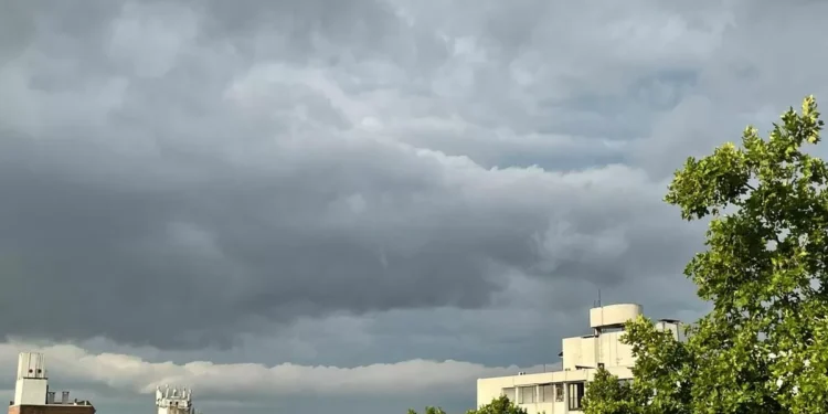 Inumet volvió a actualizar la bilateral advertencia naranja y amarilla por tormentas fuertes y puntualmente severas