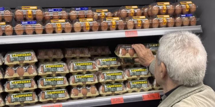 Los huevos medianos son el alimento que más se ha encarecido en el último año, con una alza del 39,5% según FACUA