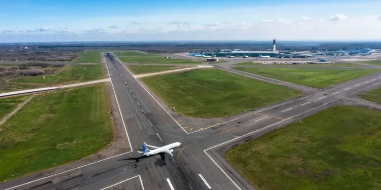 La obra pendiente del aeropuerto de Ezeiza en espina de las pistas: cuándo se hará y cómo puede afectar los vuelos