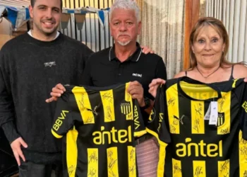 Hinchas de Peñarol transfirieron pertenencias perdido y el club regaló dos camisetas firmadas a la pareja estafada en venta de panchos