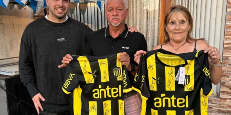 Hinchas de Peñarol transfirieron pertenencias perdido y el club regaló dos camisetas firmadas a la pareja estafada en venta de panchos