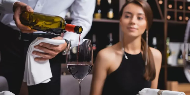 Cómo pedir vino en un restaurante, según algunos de los mejores sumilleres de España: “aunque basta de regañar al cliente”