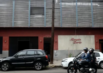 Cerró un aposento transitorio histórico y cada vez hay menos “telos” en Flores: el efecto inmobiliario y qué pasa en otros barrios