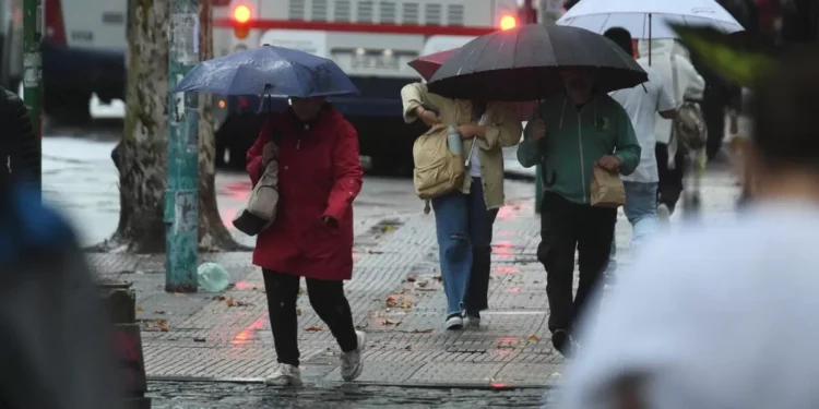 Meteorología actualizó la advertencia por tormentas puntualmente fuertes y lluvias abundantes; rige aun la hora 17.30