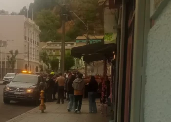 Persona resulta con fractura tras colapso de edificio en Valparaíso
