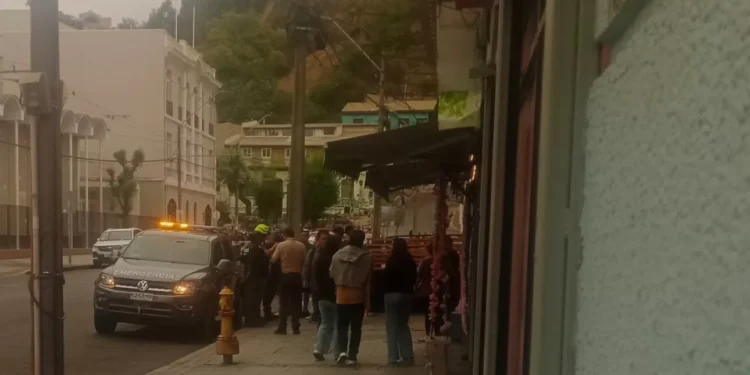 Persona resulta con fractura tras colapso de edificio en Valparaíso
